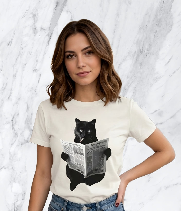 T-shirt cotone con stampa gatto sigaretta giornale
