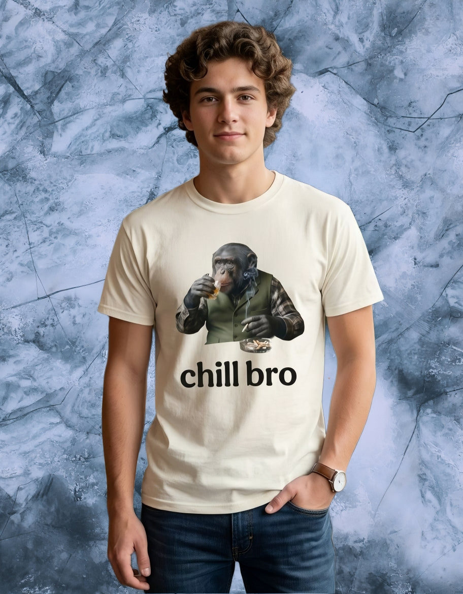 T-shirt cotone con grafica di uno scimpanzè che fuma una sigaretta e beve whisky