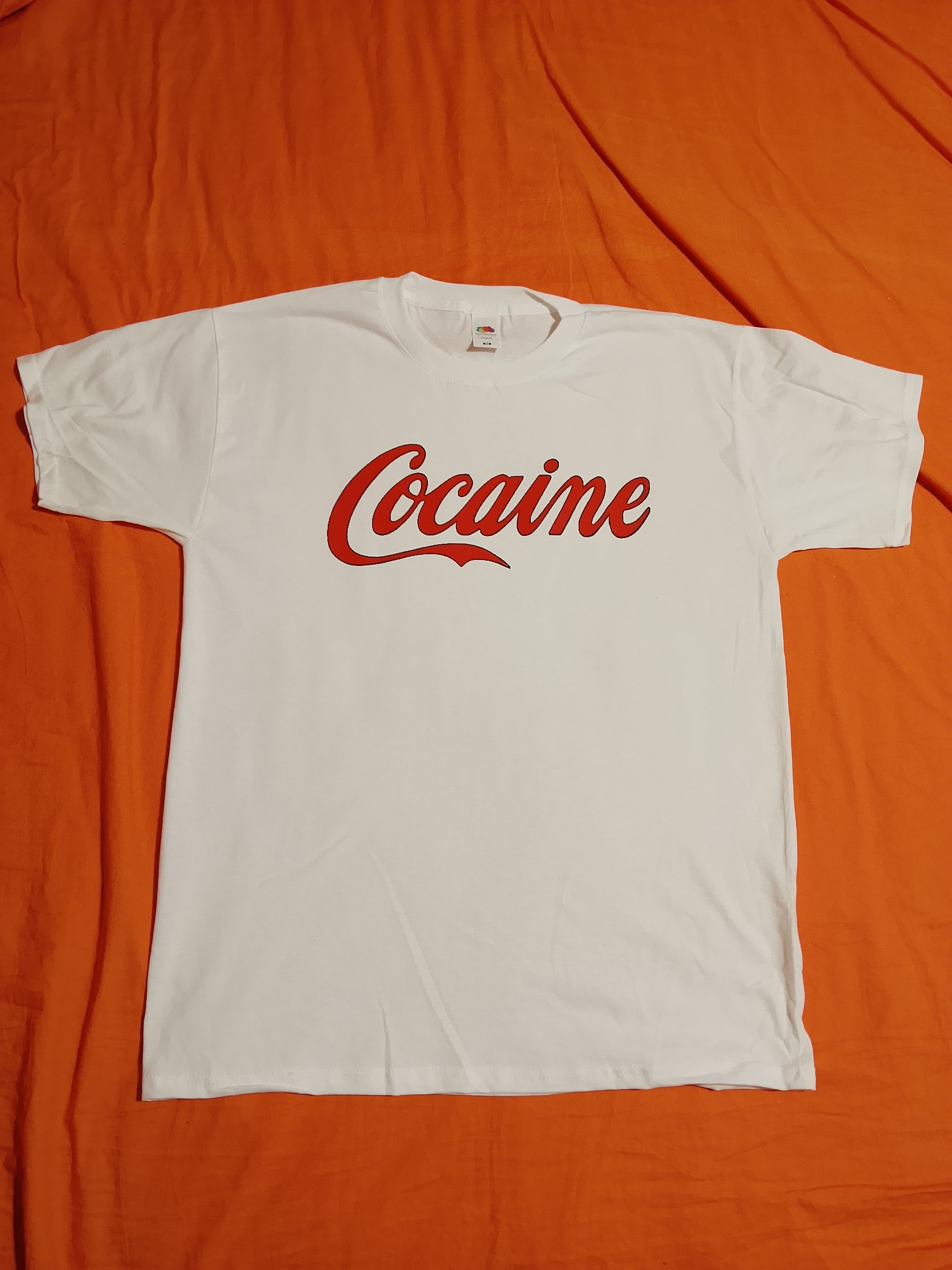 Maglia con scritta Cocaine stile Coca-Cola