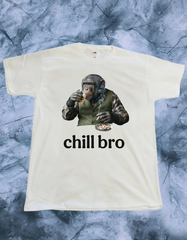 T-shirt cotone con grafica di uno scimpanzè che fuma una sigaretta e beve whisky