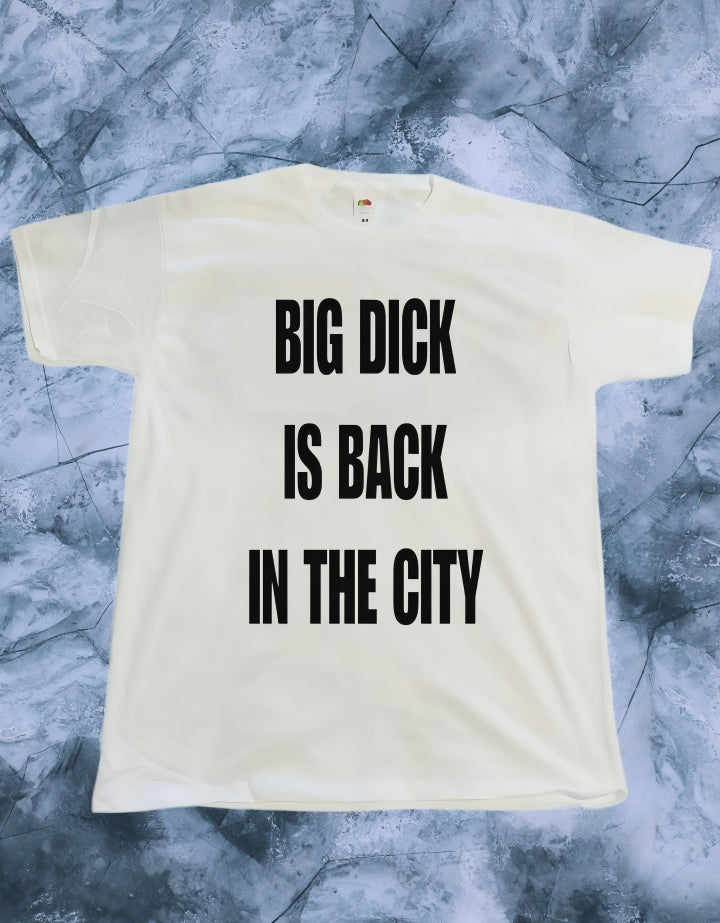 T-shirt cotone con scritta "BIG DICK IS BACK IN THE CITY"