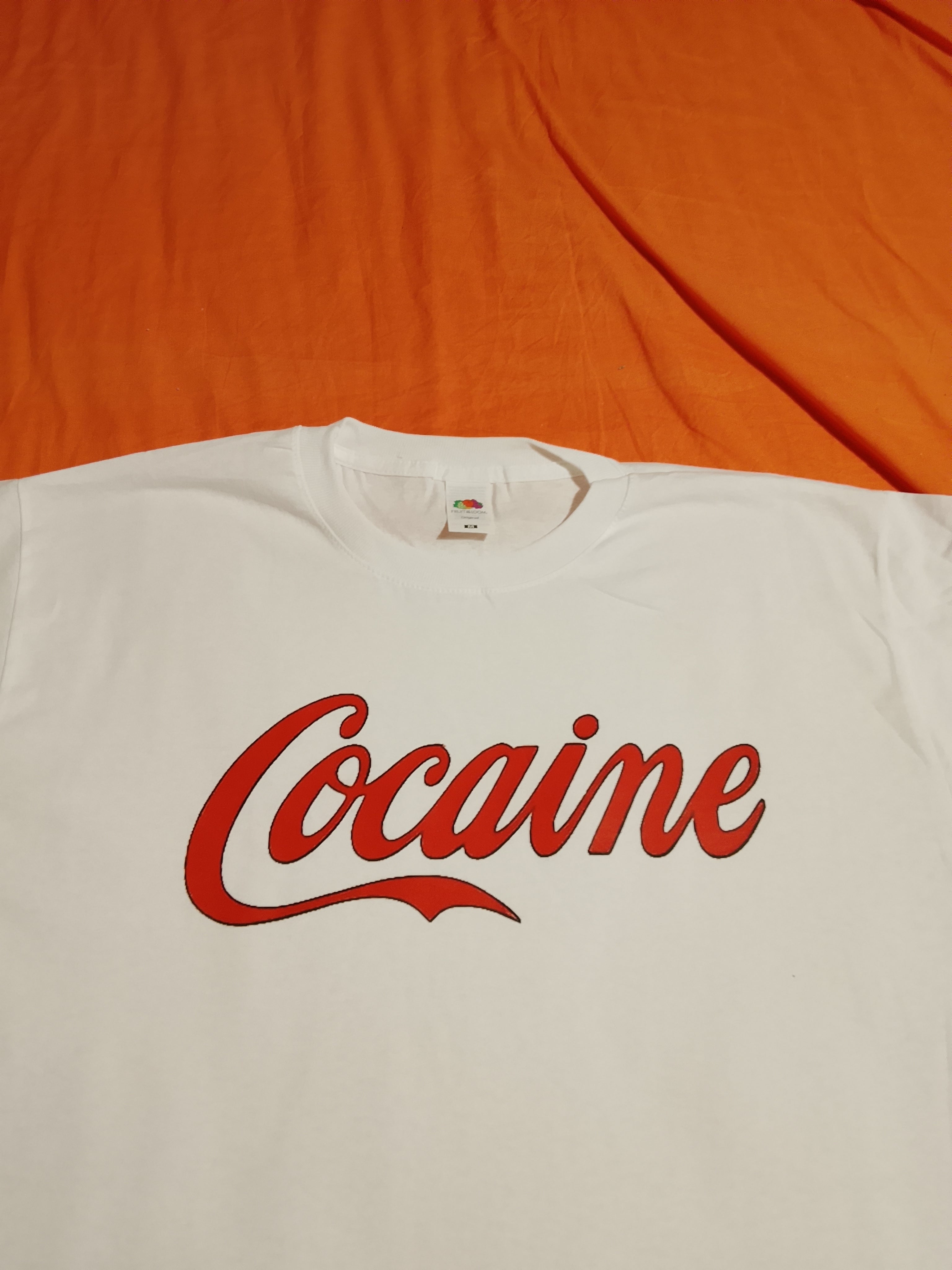 Maglia con scritta Cocaine stile Coca-Cola